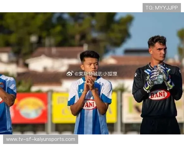 杨希代表西班牙人B队完成边路突破传中——一个边锋的自信与团队的默契